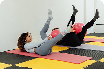 mujeres en clase de pilates
